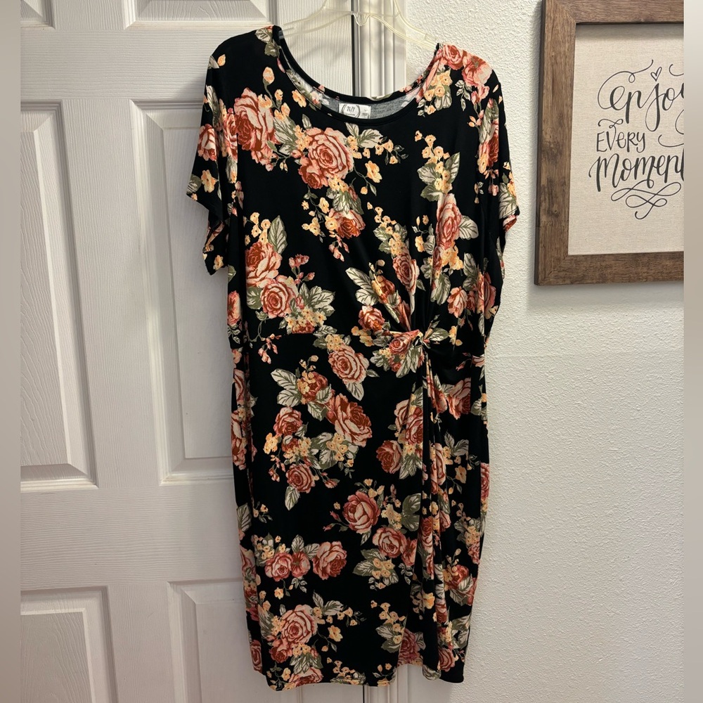 Maurice’s Size 1x Twist/Knot Black Floral Dress